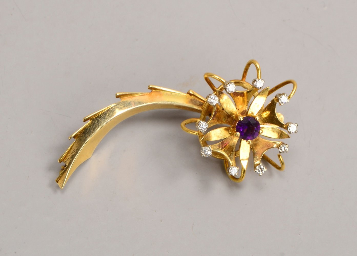 Brosche, 750 GG, mit Amethyst/ca. 0,50 ct, und 10x kl. Brill./ca. 0,40 ct; Gew. 10,17 g