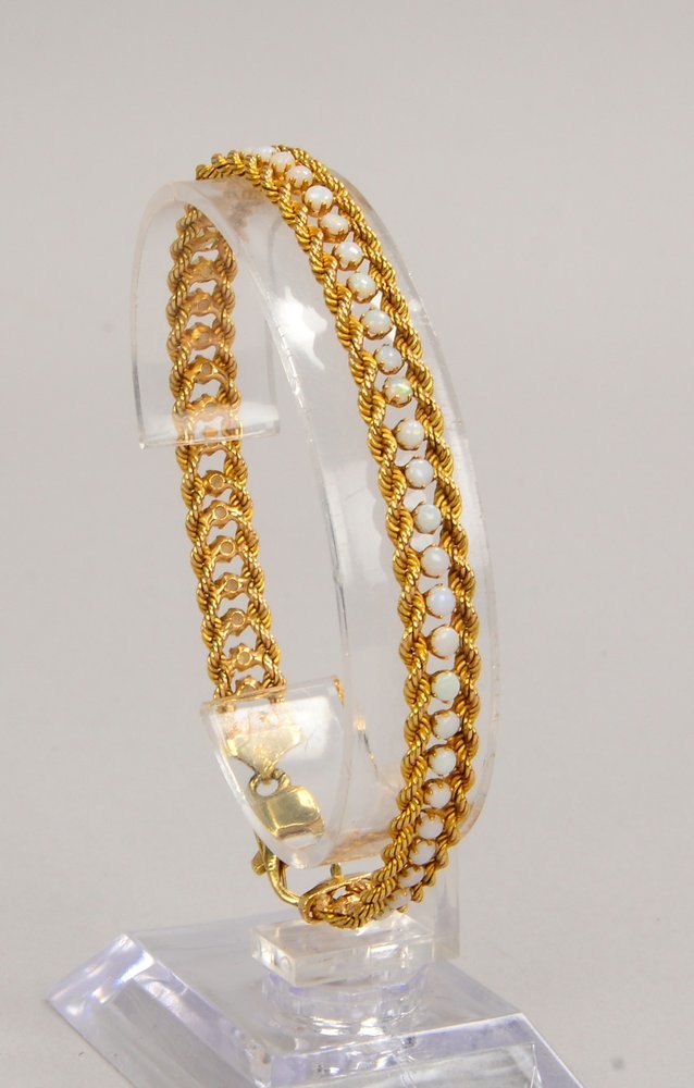Armband, 585 GG (gest.), mit kl. Opalen, mit Karabinerschließe; Gew. 12,60 g