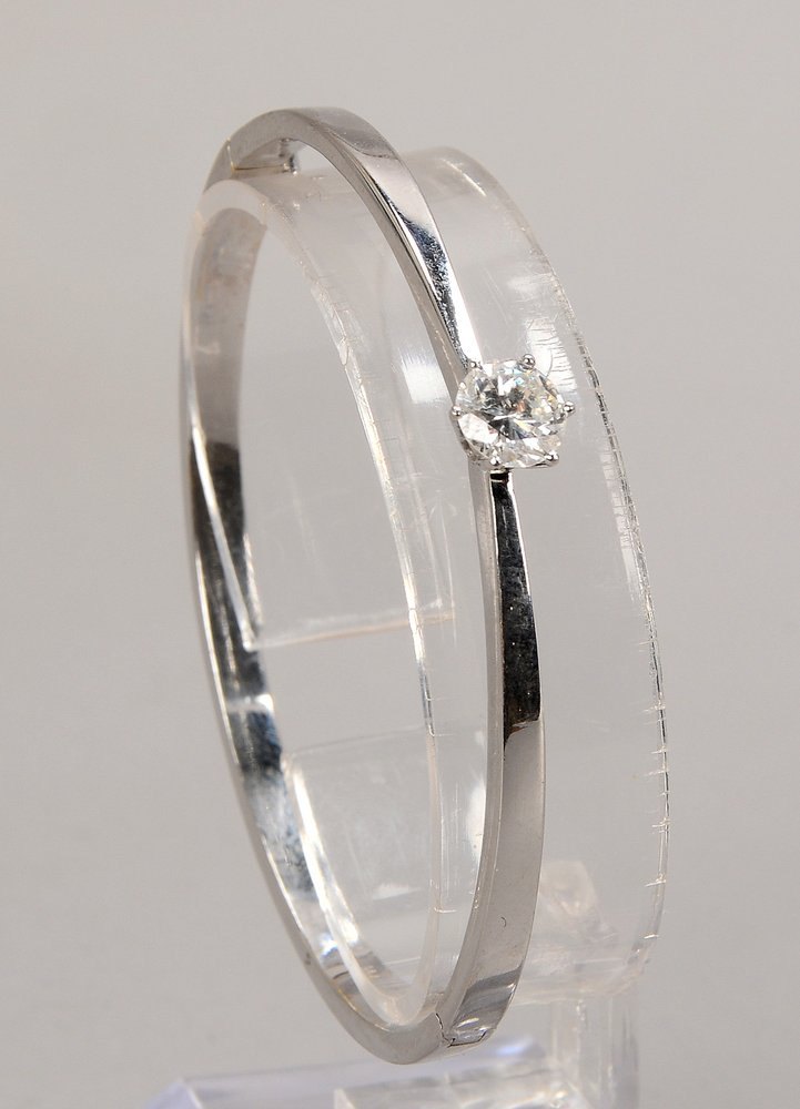 Armreif, 750 WG (gest.), mit Brill. von ca. 1,0 ct, Farbe Weiß/Vsi, mittig scharniert