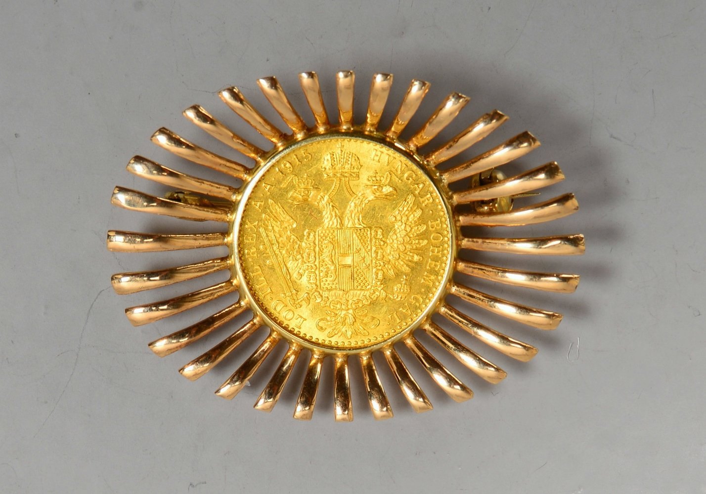Brosche, 585 GG-Fassung, mit Goldmünze, '1 Dukat', 986/000 Gold; Ges.gew. 10 g