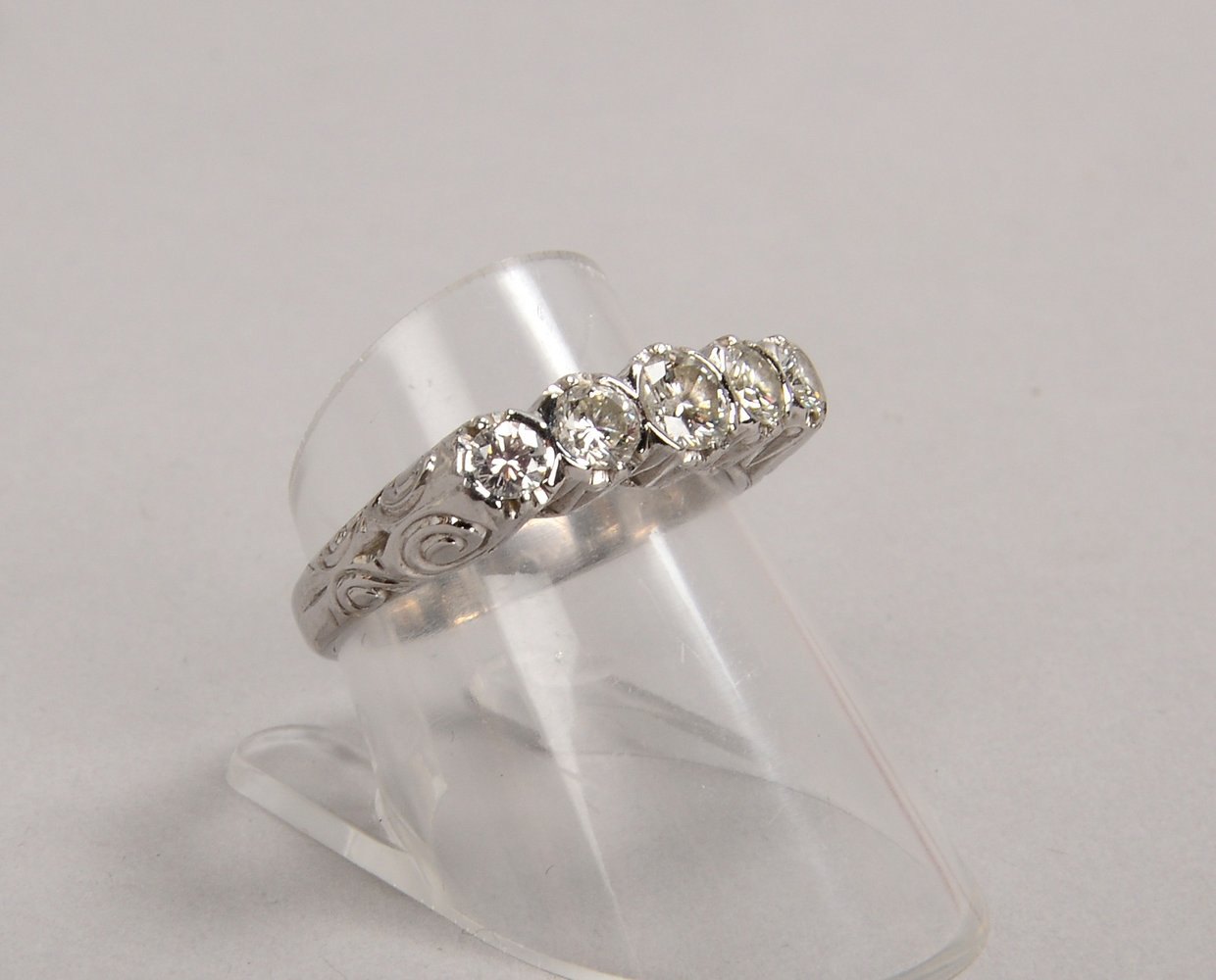 Ring, 585 WG (gest.), mit 5-fachem Brillantbesatz/zus. ca. 0,65 ct; RG 55, Gew. 5 g