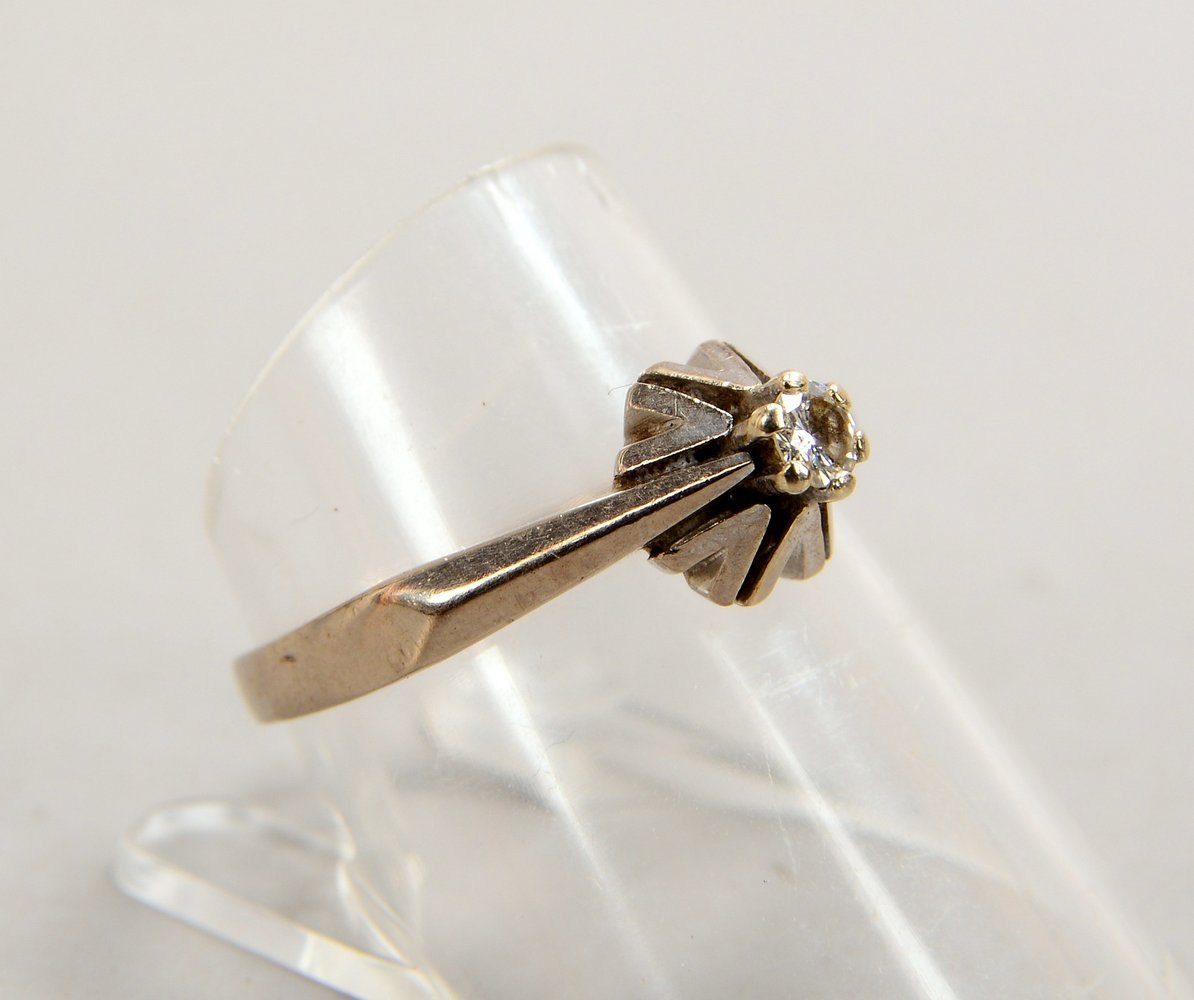 Ring, 585 WG (gest.), besetzt mit kl. Brillant von ca. 0,10 ct; RG 57, Gew. 3,30 g