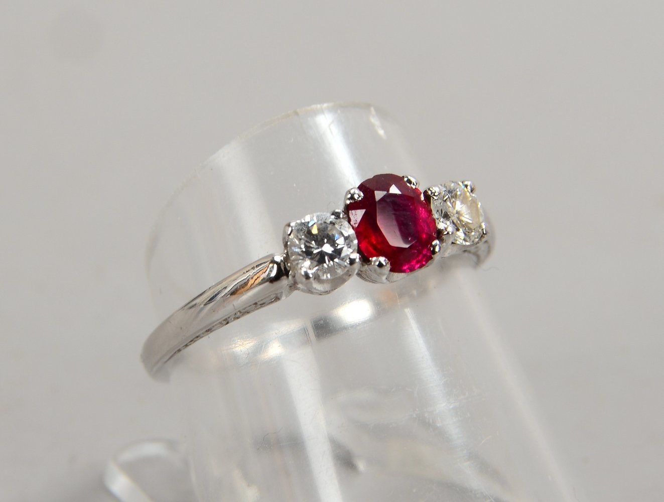 Ring, 585 WG (gest.), mit einzelnem Rubin und 2x kl. Brill.; RG 56, Gew. 2,70 g
