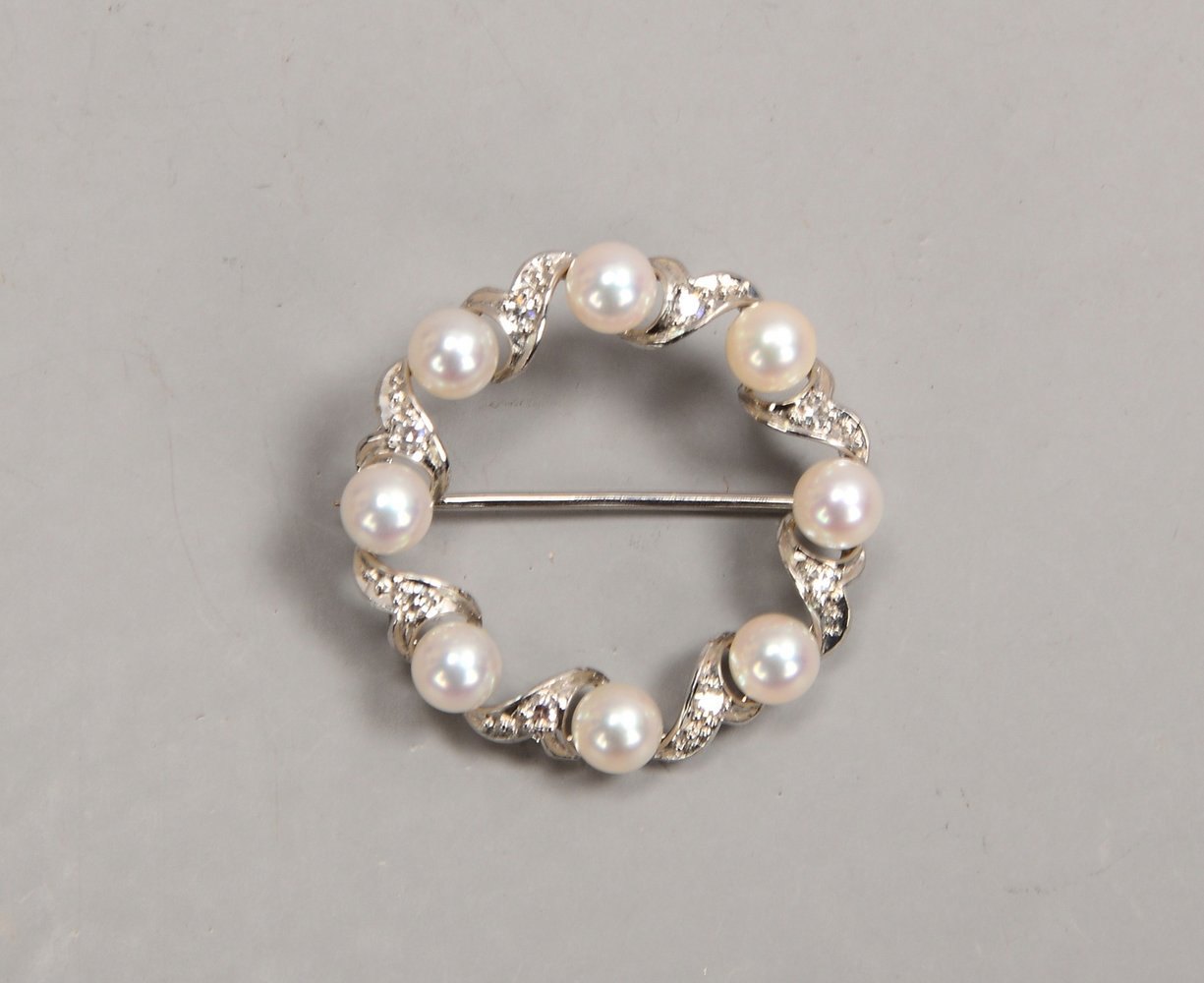 Brosche, 750 WG (gest.), runde Form, mit Perlen und Diamanten; Gew. 5,10 g