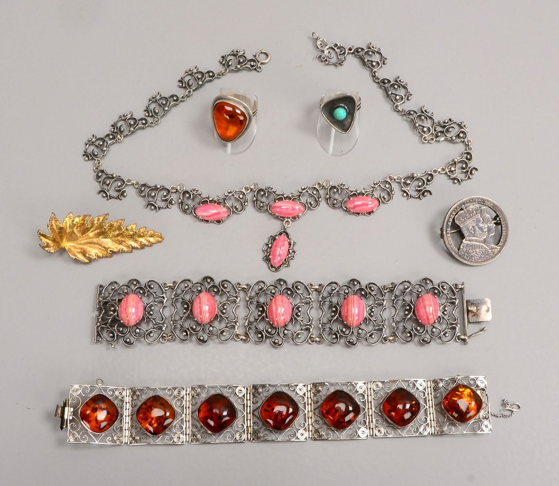 Silberschmuck, untersch. Teile/Ausf., teils mit Bernstein/teilsmit Rhodochrosit