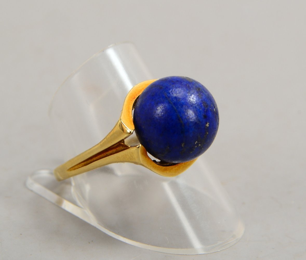 Ring, 585 GG (gest.), mit Lapislazuli-Besatz, Stein in Kugelform; RG 60, Gew. 8 g