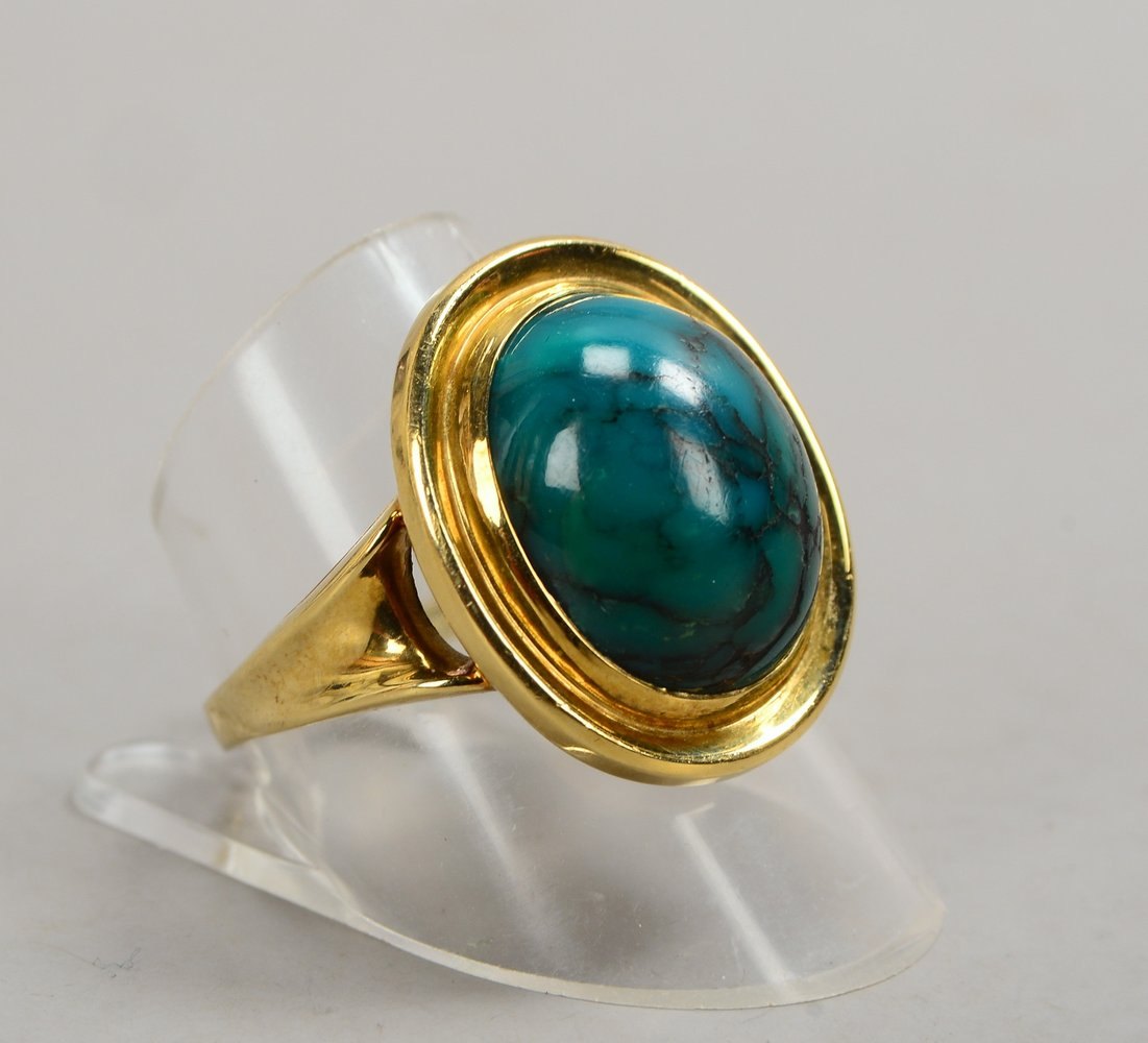 Ring, 585 GG (gest.), mit Türkiscabochon; Maße Ringkopf 18 x 20 mm, RG 59, Gew. 7,10 g