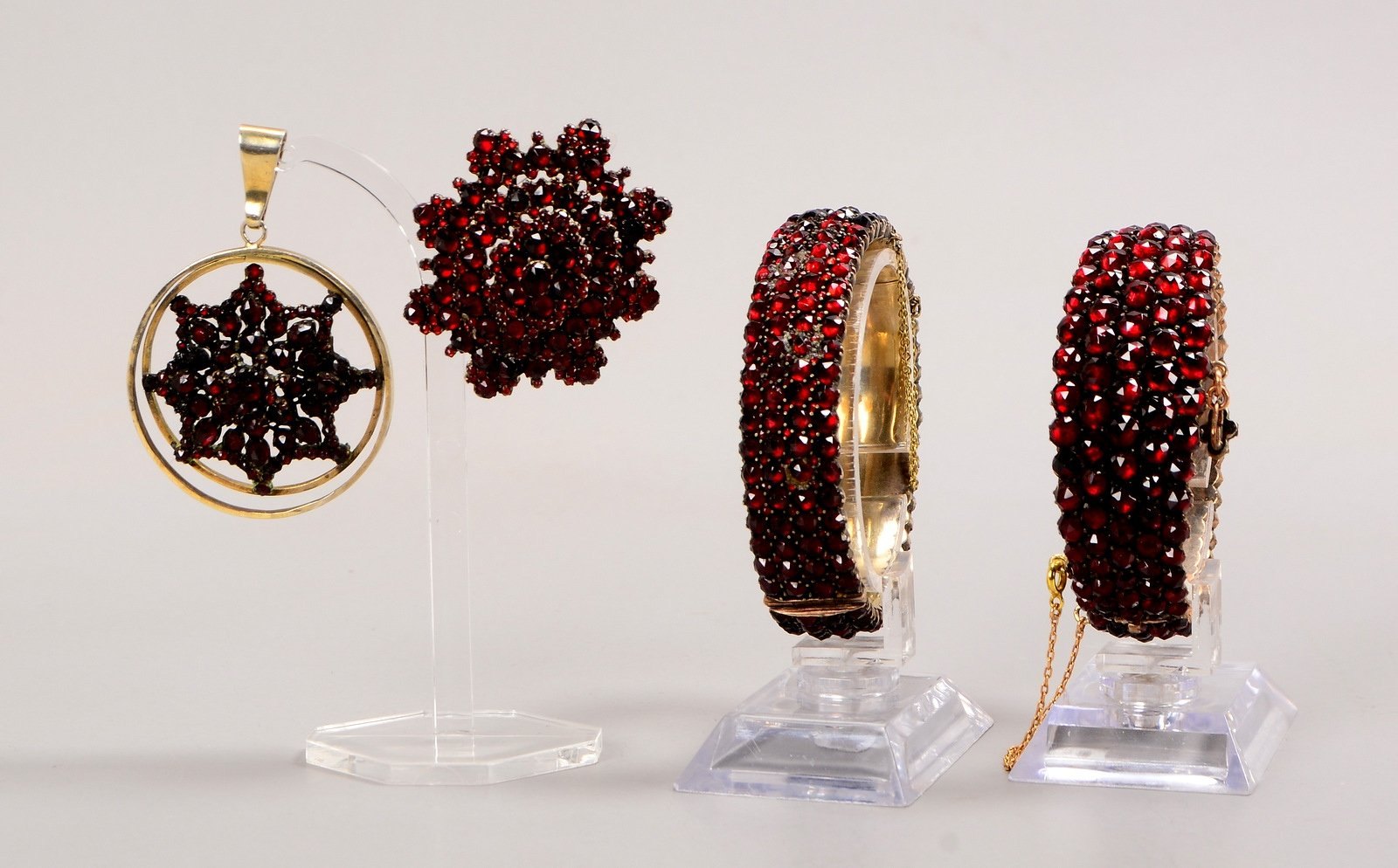 4 Granatschmuck-Teile, versch. Ausf.: 2x Armreife, 1 Brosche/Anhänger, 1 Brosche