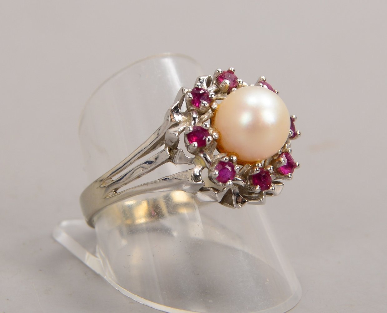 Ring, 585 WG, mit einzelner Perle, mit einer Entourage aus Rubinen; RG 60, Gew. 5,70 g