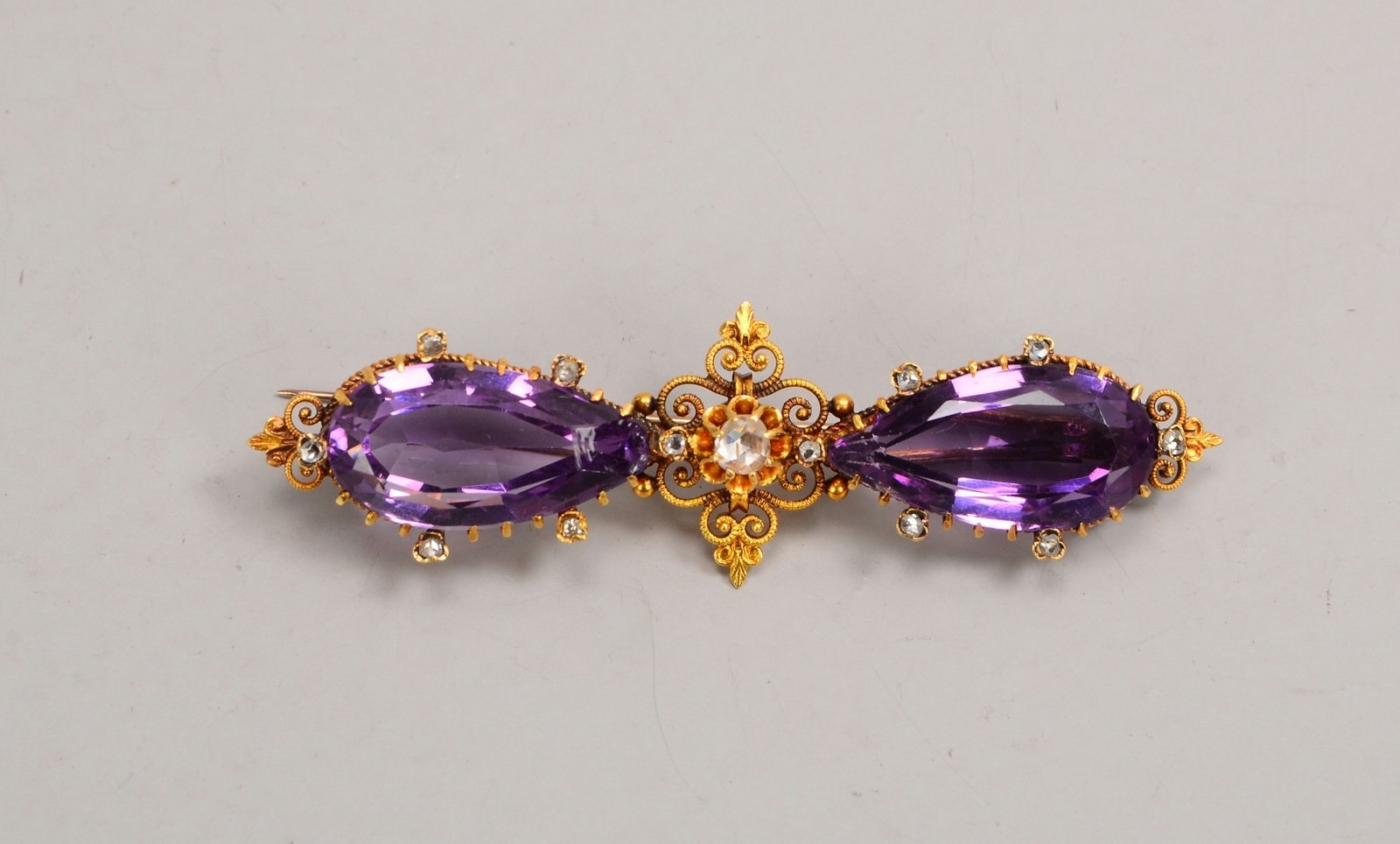 Brosche, 750 GG (gepr.), mit 2x Amethysten und Diamantrosen; Gew. 10 g
