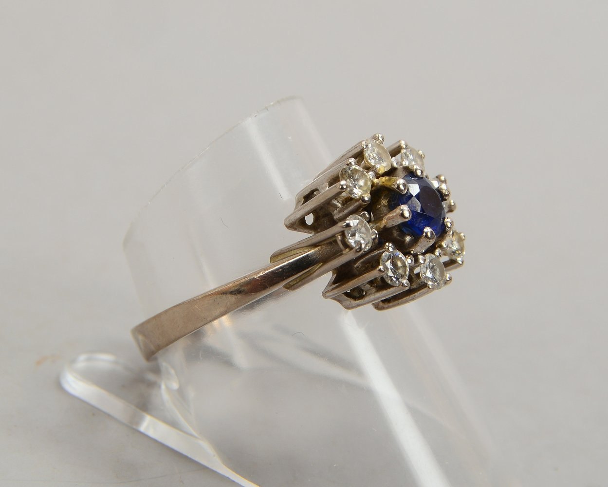 Ring, 585 WG (gest.), besetzt mit einzelnem Saphir und Brill./zus. 0,36 ct; Gew. 5 g