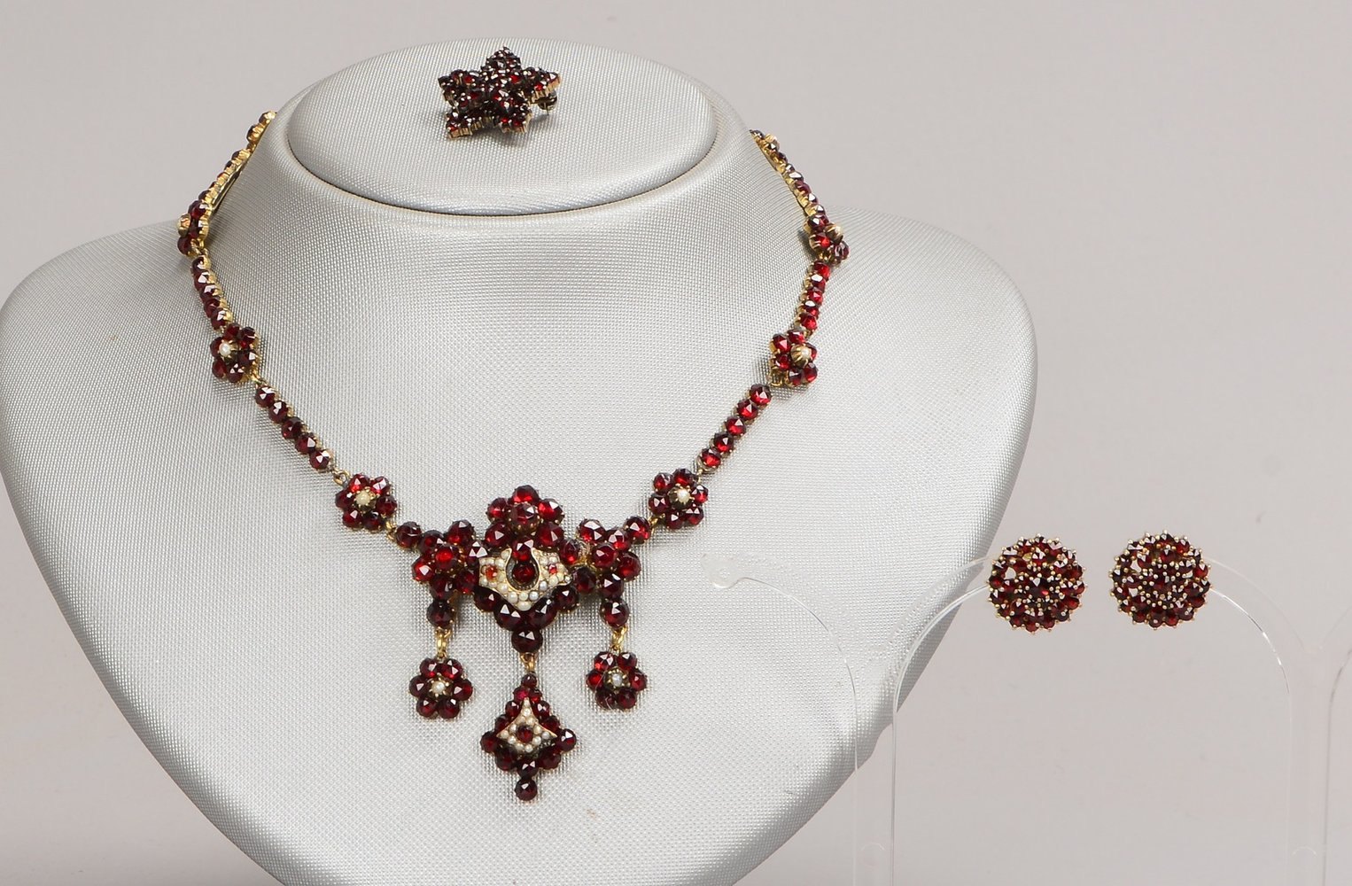 Kleines Granatschmuck-Konvolut, 3 Teile: Collier, Brosche, und Paar Ohrstecker