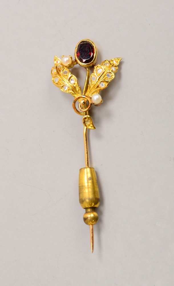 Anstecknadel, 750 GG (gest.), mit Granat, Perlen und Diamantspl.; Gew. 2,70 g