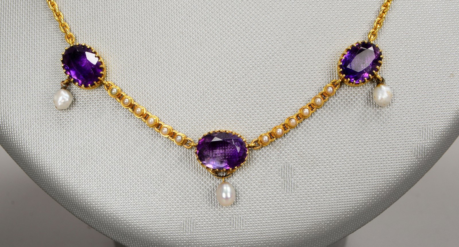 Collier, 10 kt GG-Kette, Mittelteil 14 kt GG, mit Perlen und 3x ovalen Amethysten