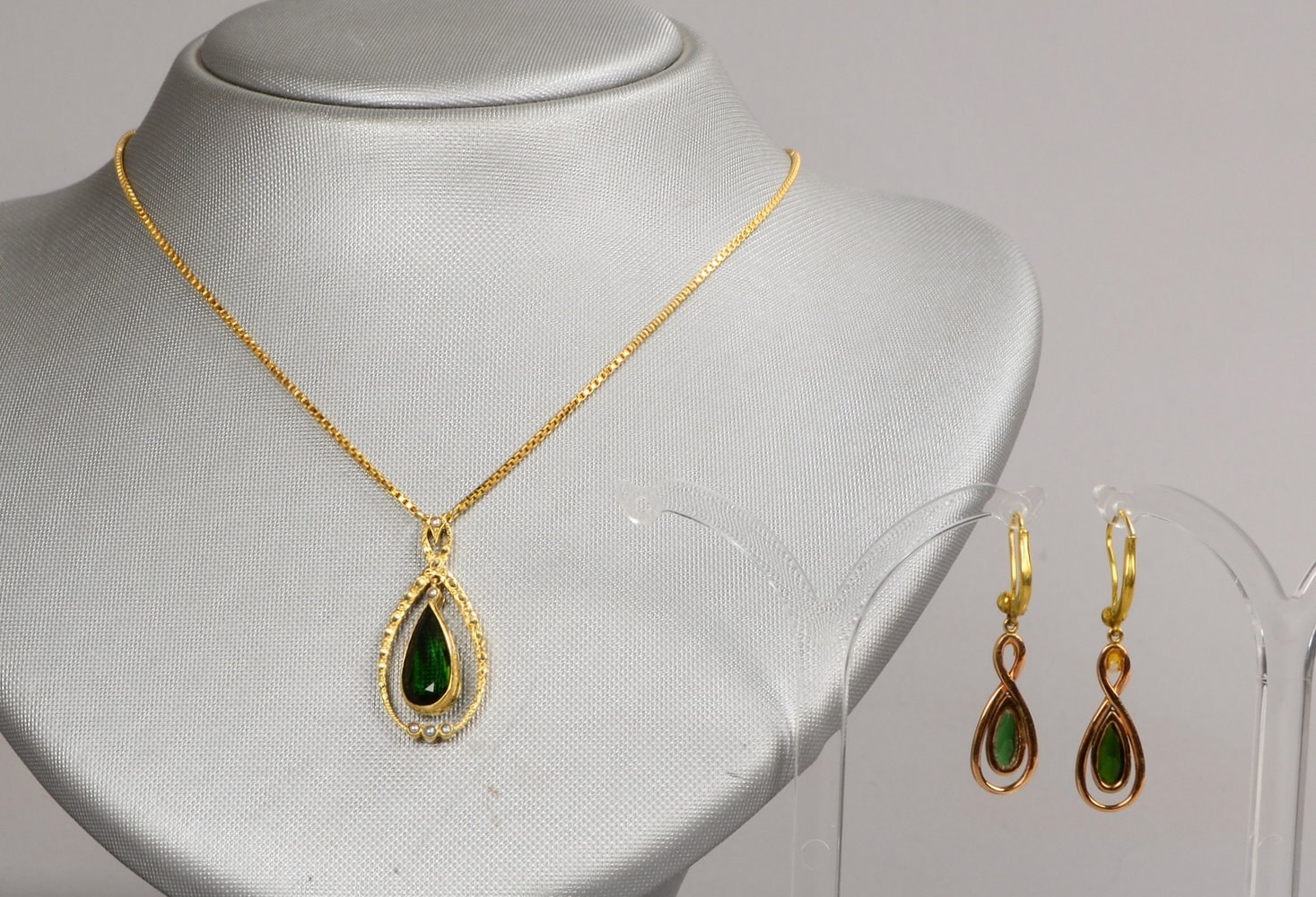 Schmuckset, 585 GG/RG (gest./gepr), mit Turmalinbesatz: Collier und Ohrhänger