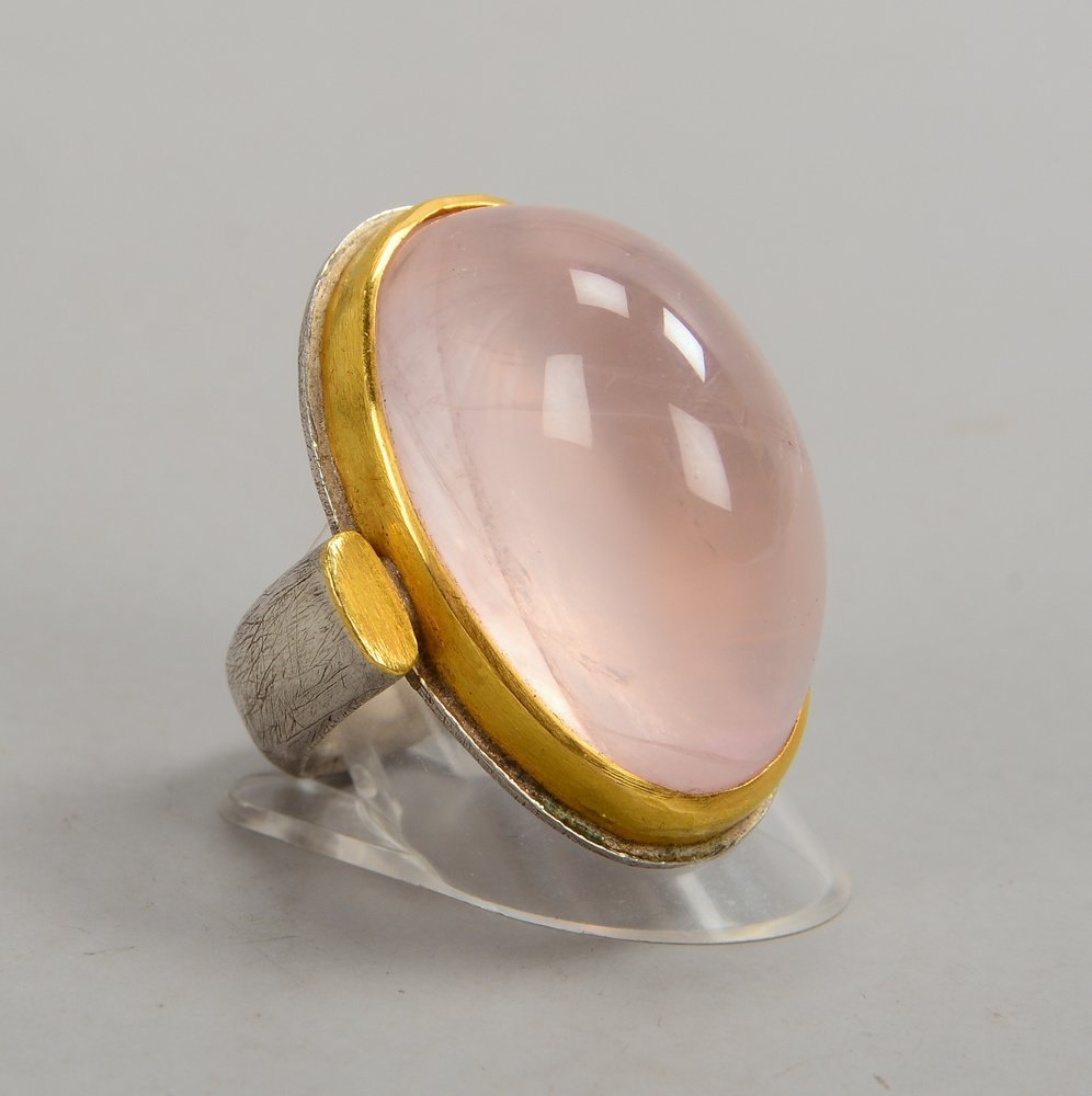 Lars Jensen, Designer-Ring, Silber/Gold, mit Rosenquarz-Cabochon; Maße RK 22 x 38 mm