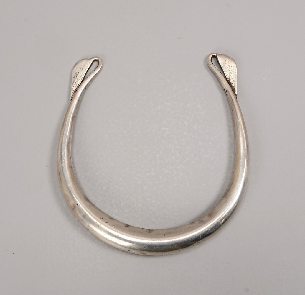 Ethnoschmuck, handgetriebener Silber-Halsreif; Innenmaße ca. 13 x 13 cm, Gew. 175 g