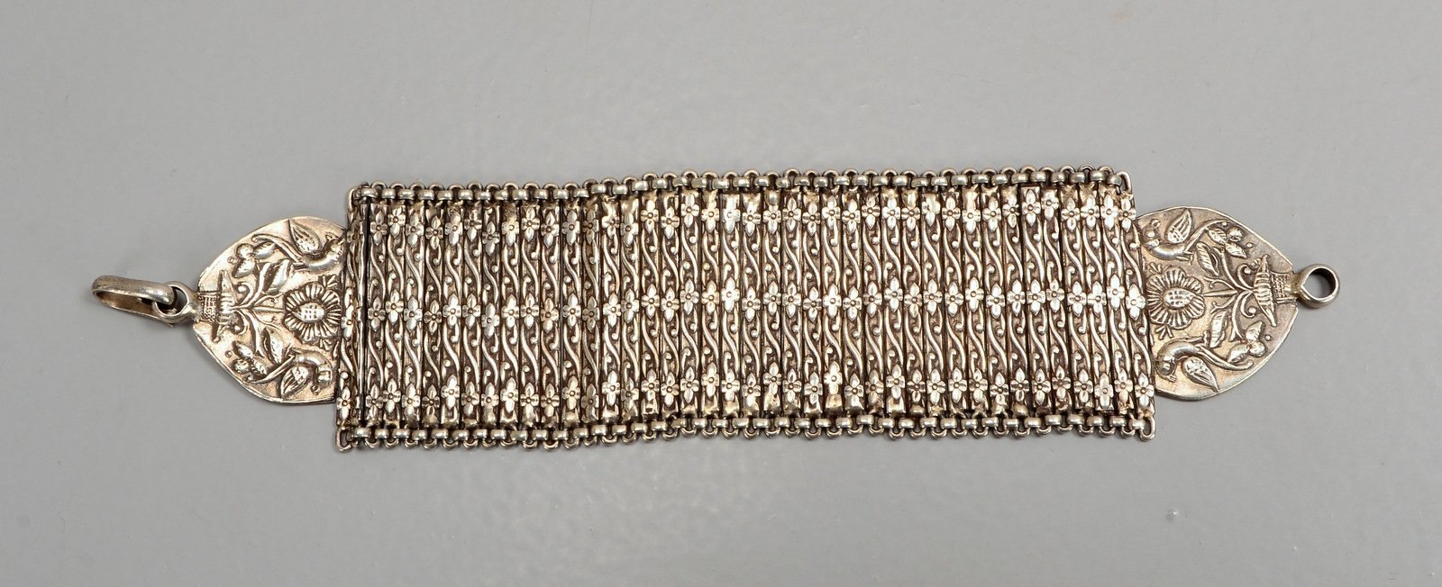 Ethnoschmuck, Silber-Armband, breite Glieder mit flor. Reliefdekor; Breite 4,5 cm, Gew. 76 g