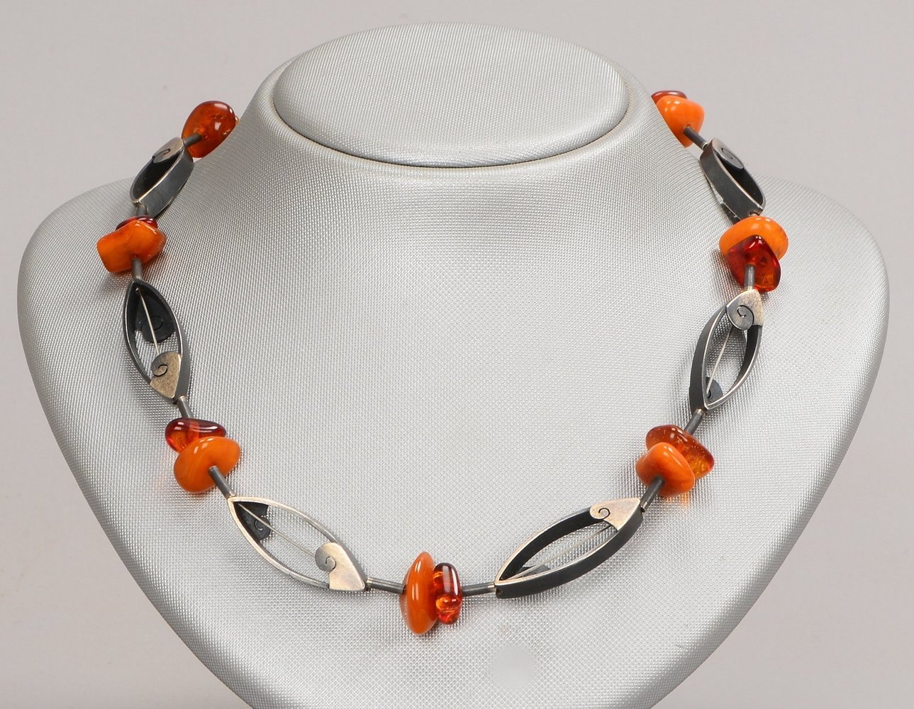 Anne Theis, Designer-Collier, Bernstein altern. mit Silberelementen/fischähnl. Form