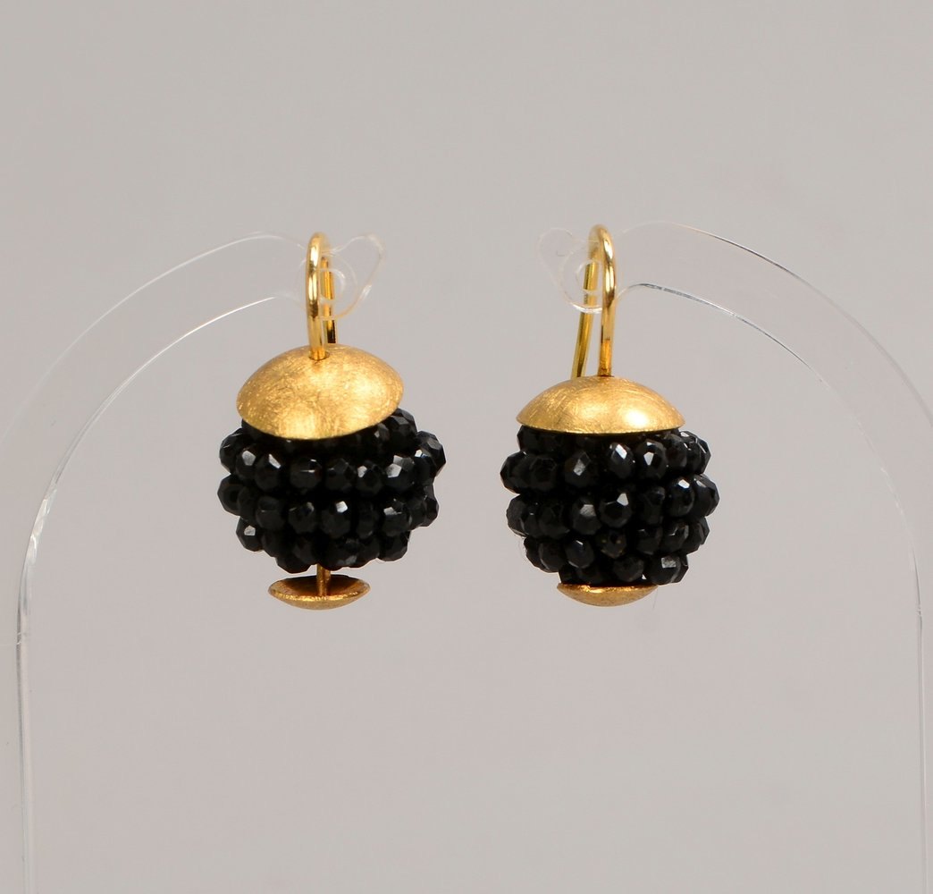 Juwelier Tito, Paar Ohrhänger, 750 Gold, mit Onyxbesatz, Gestaltung in Brombeerenform