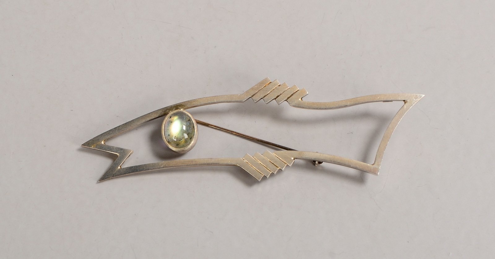 Claudia Ose, Designer-Brosche, 'Haifisch', mit einzelnem Labradorit(?)-Cabochon