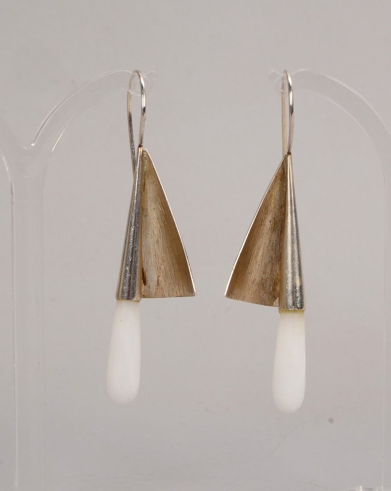 Claudia Ose, Paar Ohrhänger, Silber, mit facettierten Weißopal(?)-Pampeln; Länge 6,5 cm