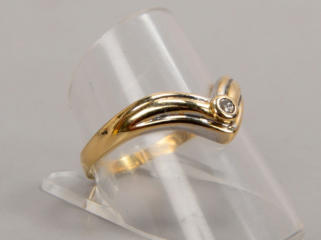 Ring, 585 GG/Wg (gestempelt), mit kl. Brillant/ca. 0,06 ct; RG 59, Gew. 3 g
