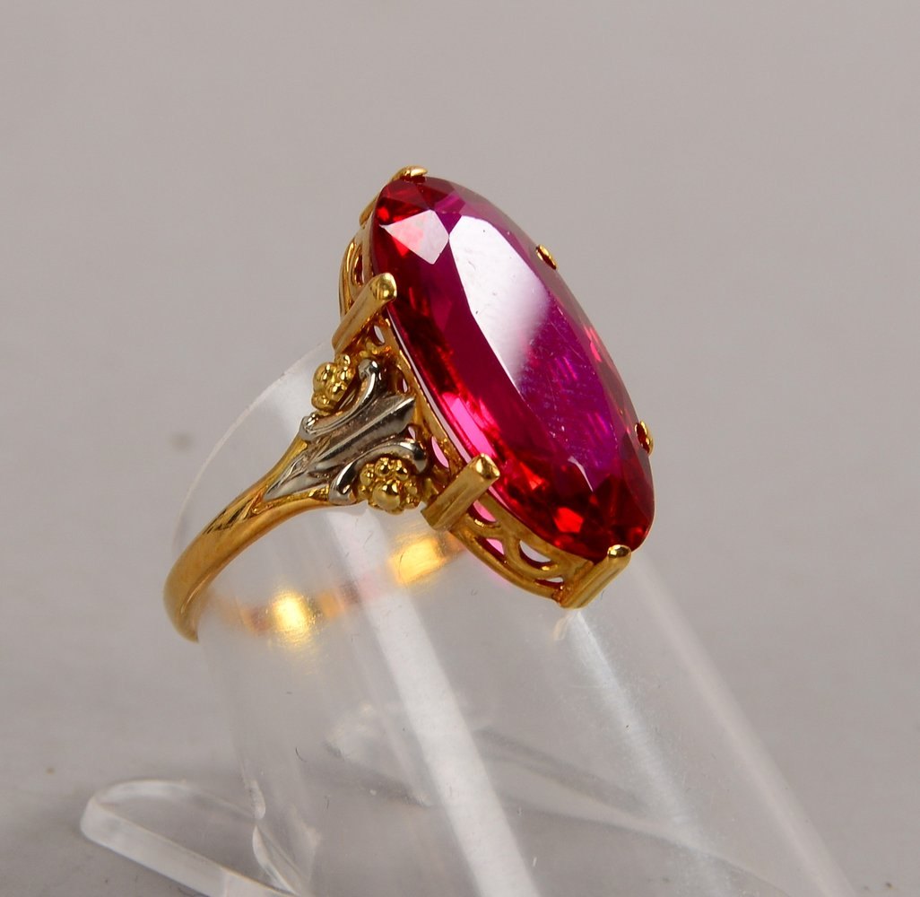 Ring, 585 GG (gest.), besetzt mit rotem ovalem Saphir; RG 54, Gew. 3,20 g