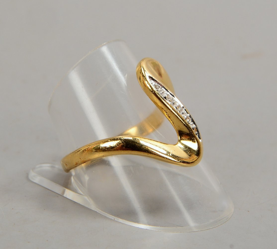 Ring, 585 GG (gestempelt), besetzt mit 5x kleinen Diamanten; RG 61, Gewicht 3,40 g