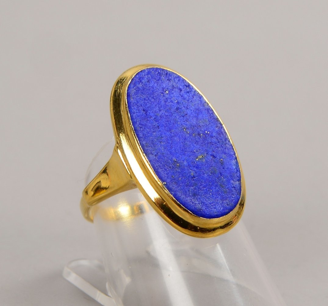 Ring, 585 GG (gestempelt), besetzt mit einer Lapislazuli-Platte; RG 55, Gewicht 5 g