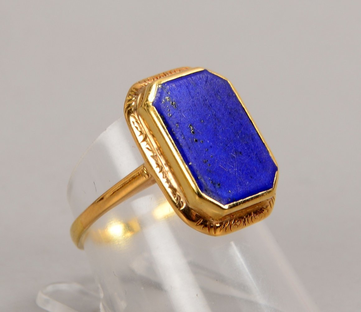 Ring, 585 GG (gestempelt), besetzt mit einer Lapislazuli-Platte; RG 55, Gewicht 5,05 g