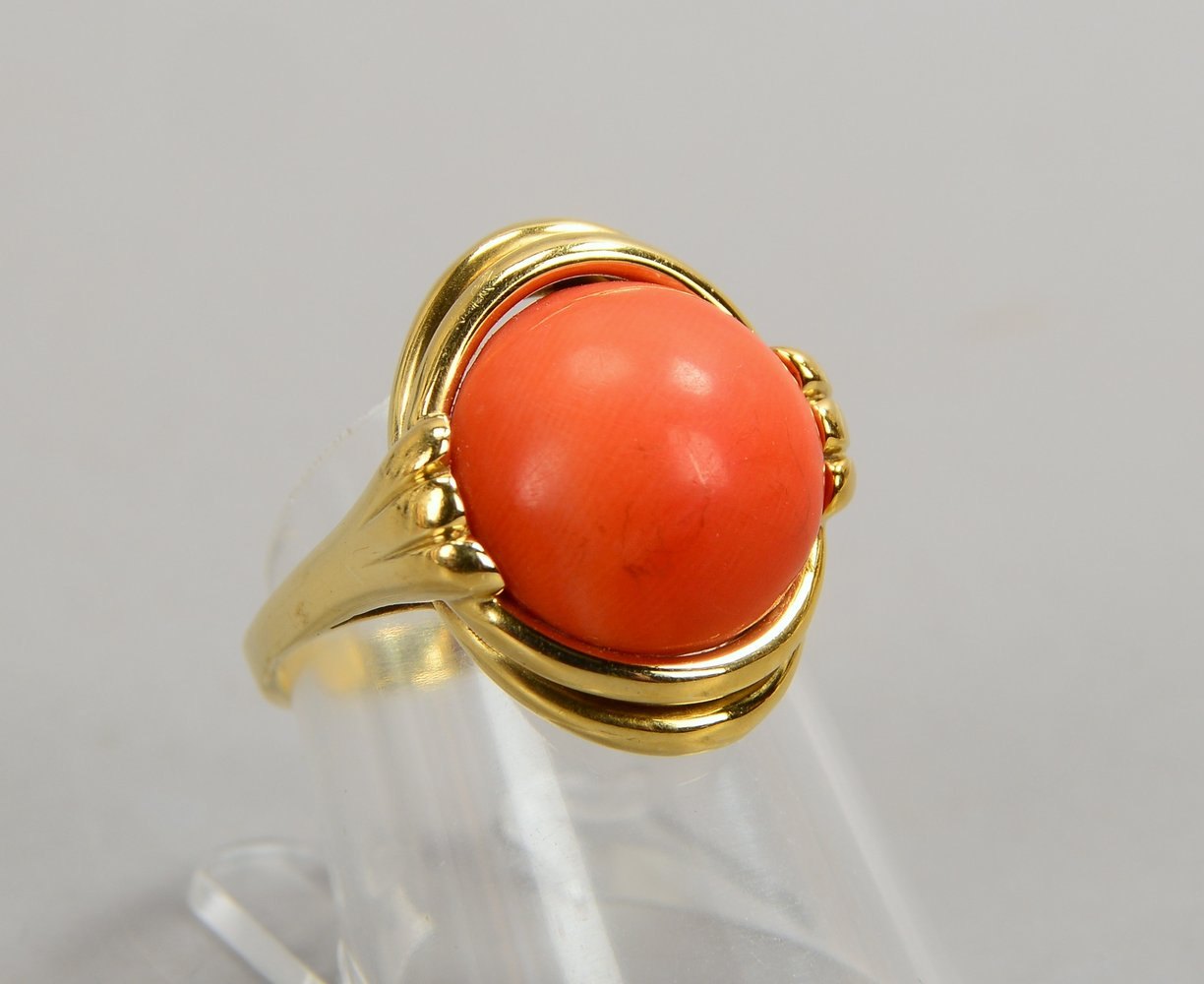 Ring, 585 GG (gepr.), mit Korallenbesatz im Cabochonschliff; RG 55, Gew. 6,20 g
