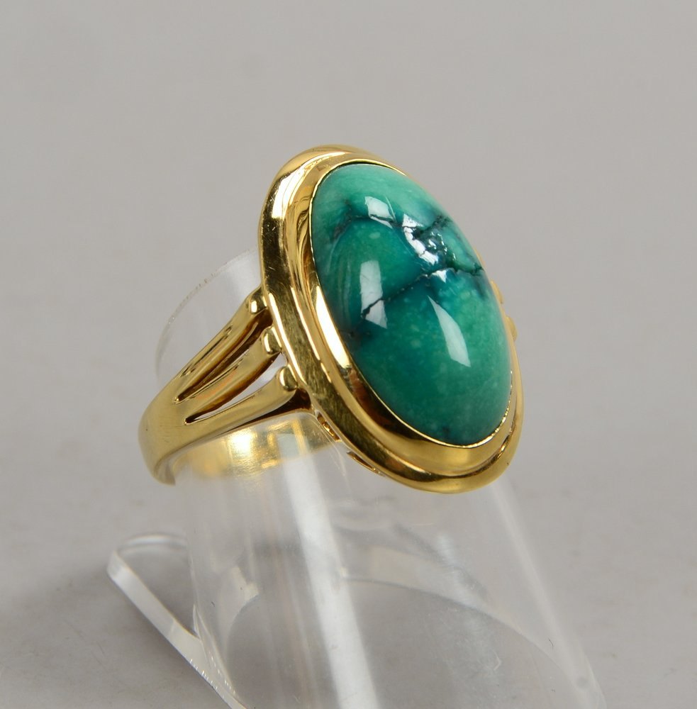 Ring, 585 GG (gest.), mit Türkisbesatz, Stein im Cabochonschliff; RG 55, Gew. 7,50 g