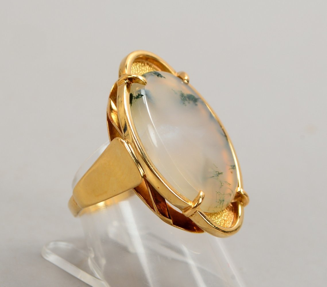 Ring, 585 GG (gest.), mit einzelnem Moosachat-Cabochon; RG 56, Gew. 11,50 g