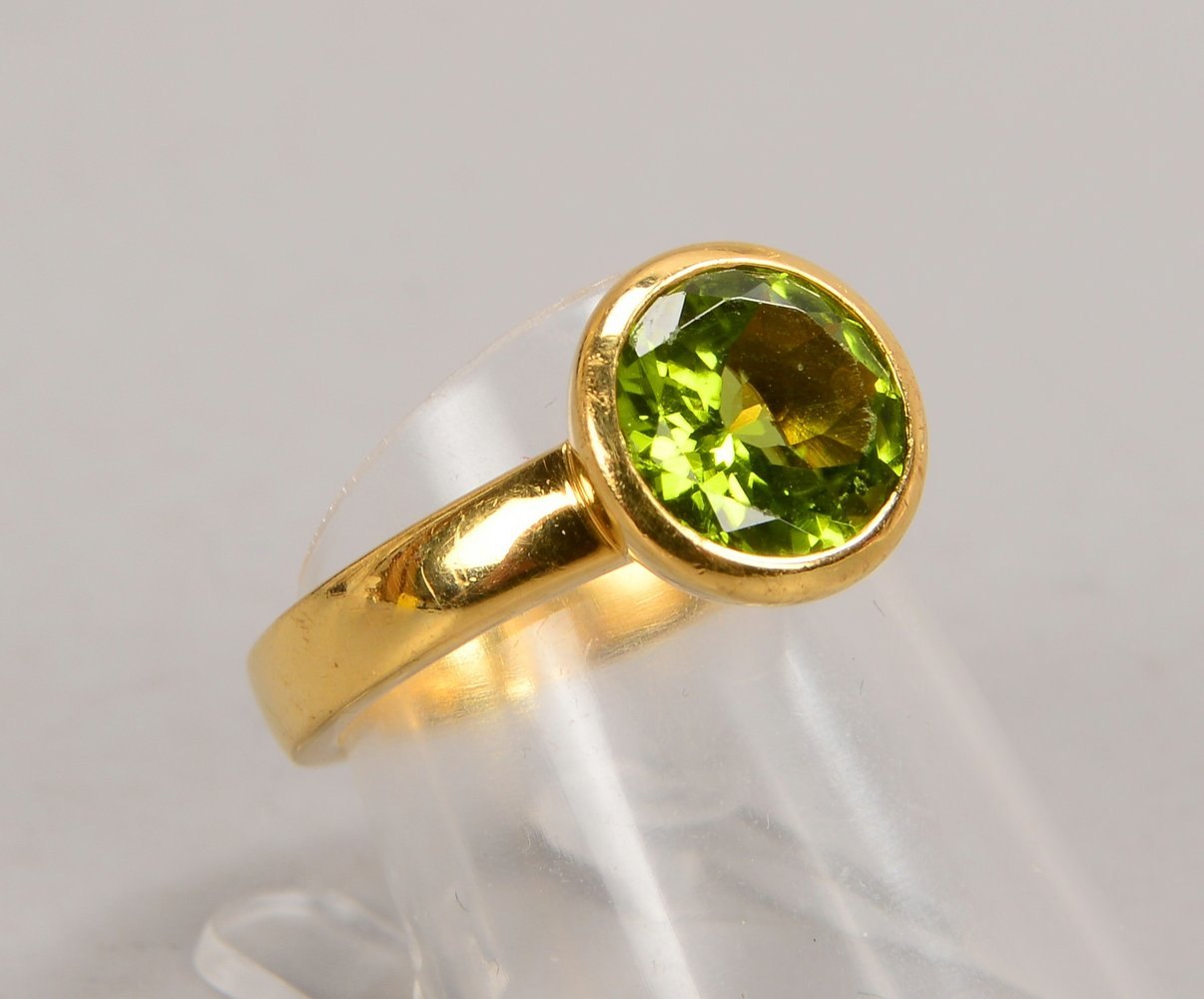 Ring, 750 GG (gest.), besetzt mit Peridot im Brillantschliff; RG 55, Gew. 8 g