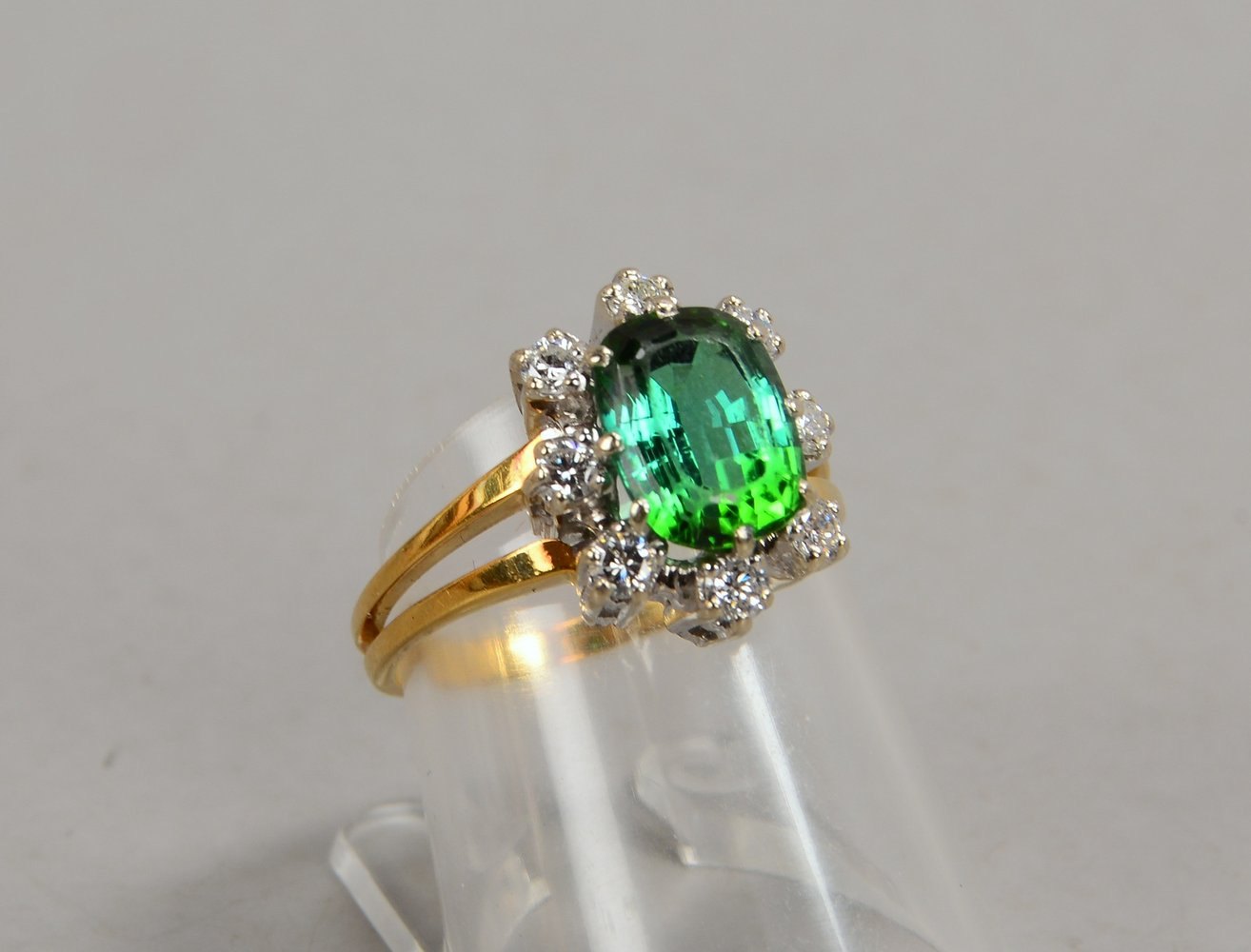 Ring, 585 GG/WG (gest.), mit Turmalin(?) und Brill./zus. ca. 0,48 ct; Gew. 4,50 g