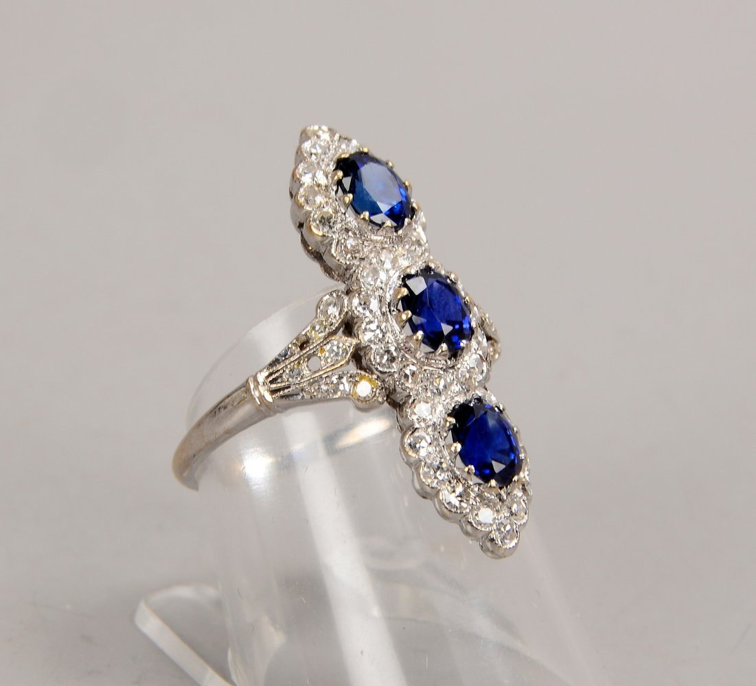 Ring, 750 WG (gepr.), mit 3x ovalen Saphiren und Diamantbesatz; Gew. 4,70 g