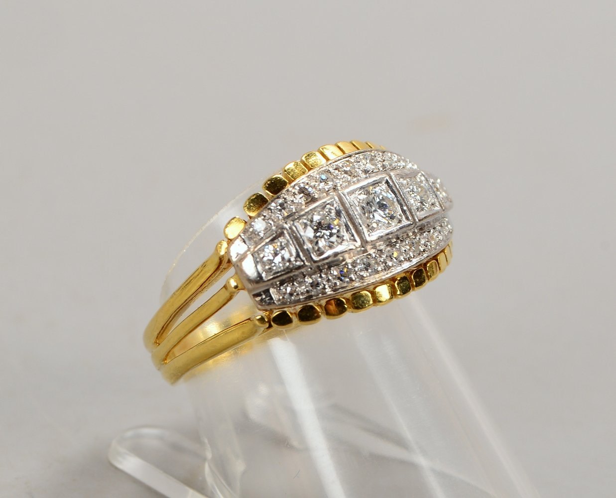 Ring, 585 GG/WG (gest.), mit 5x Brill. und 18x Achtkant-Diam.; RG 55, Gew. 7,10 g