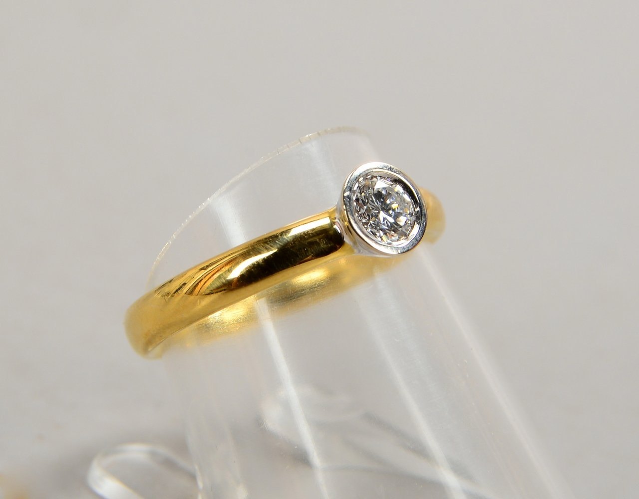 Ring, 750 GG/WG (gest.), mit einzelnem Brill. von 0,24 ct, H - If; RG 53, Gew. 3,40 g