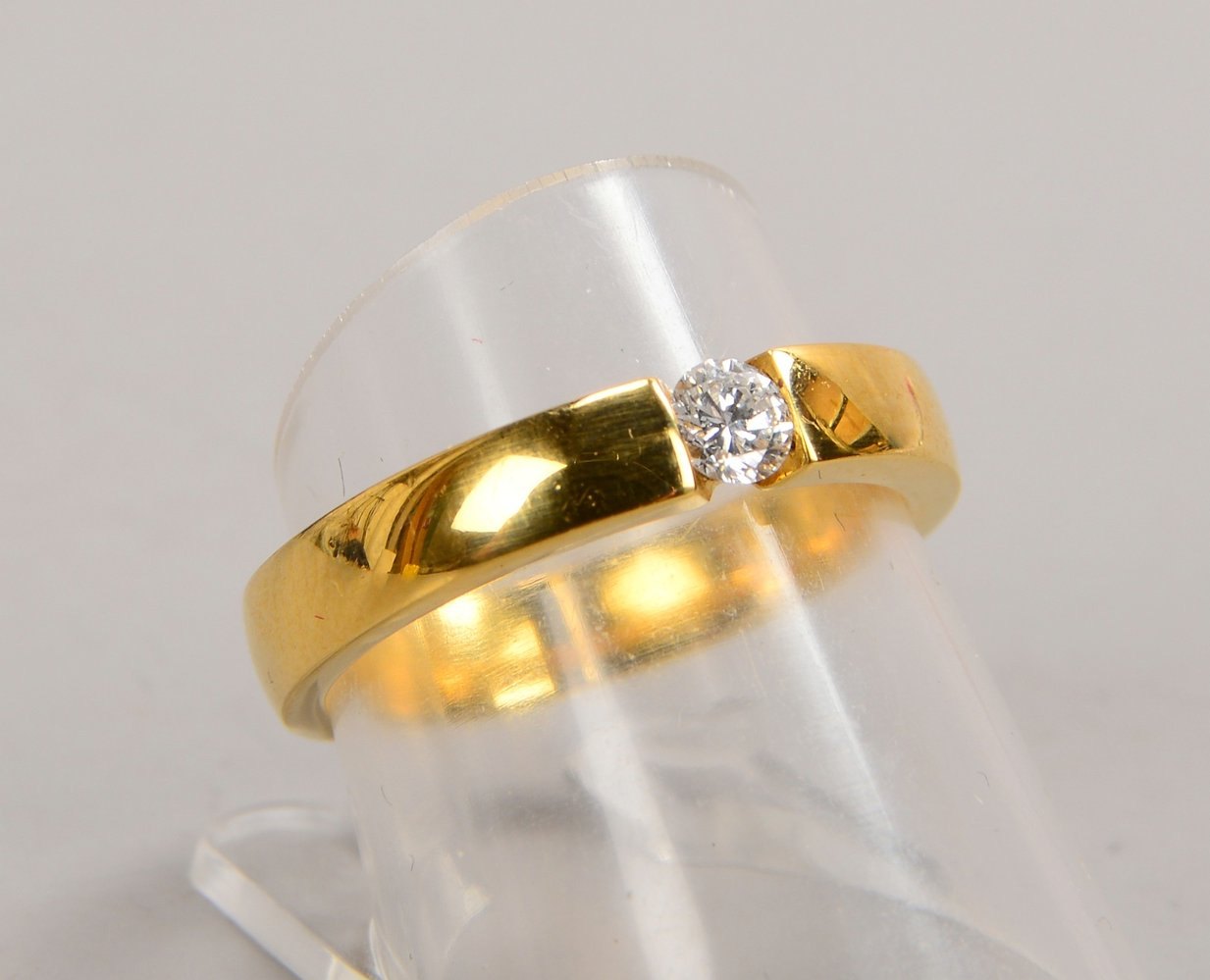 Ring, 750 GG (gest.), mit einzelnem Brill. von 0,18 ct; RG 56, Gew. 5,80 g
