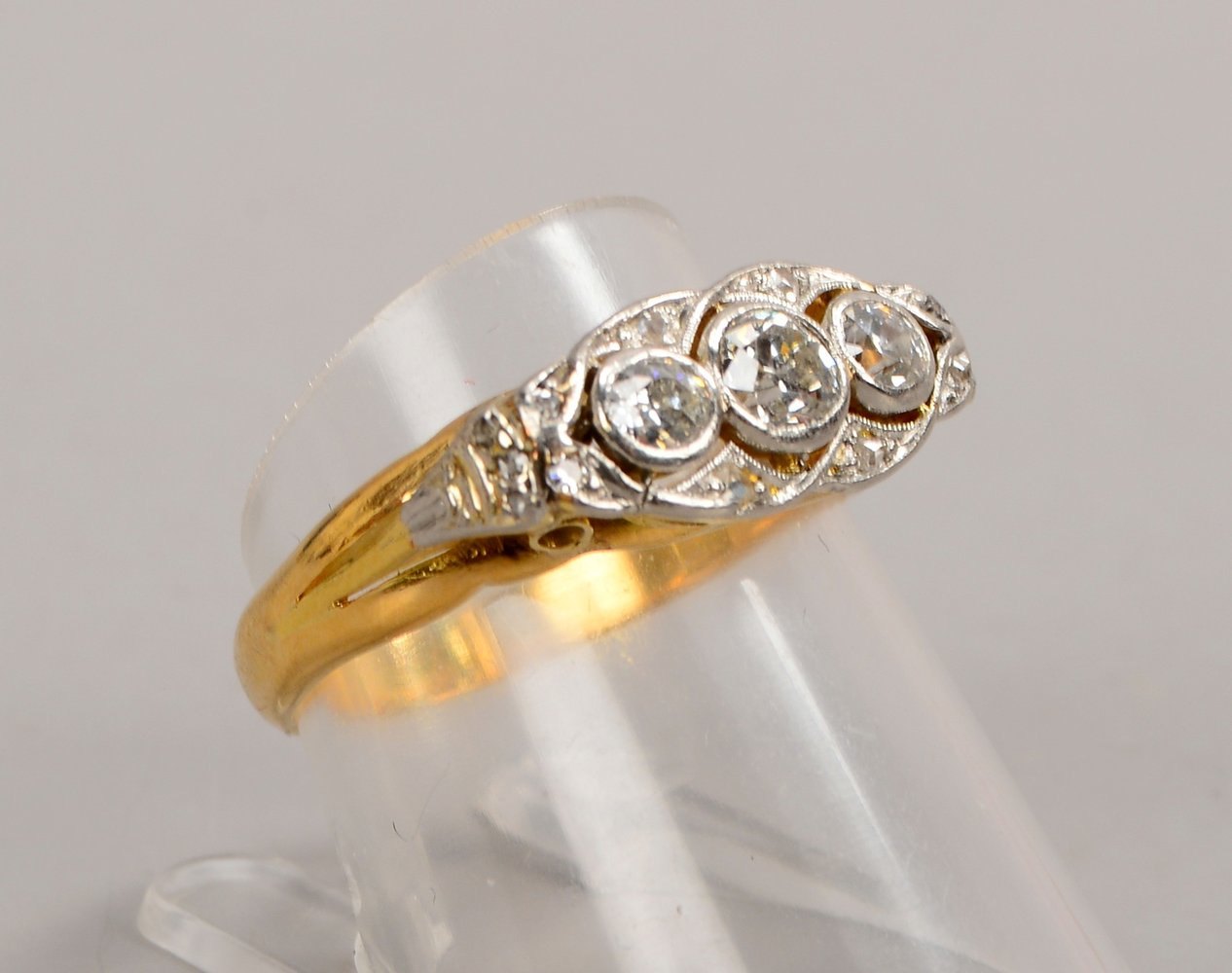 Ring, 750 GG/WG (gest.), mit 3x Altschliff-Diam. und Diam.-Rosen/zus. ca. 0,50 ct