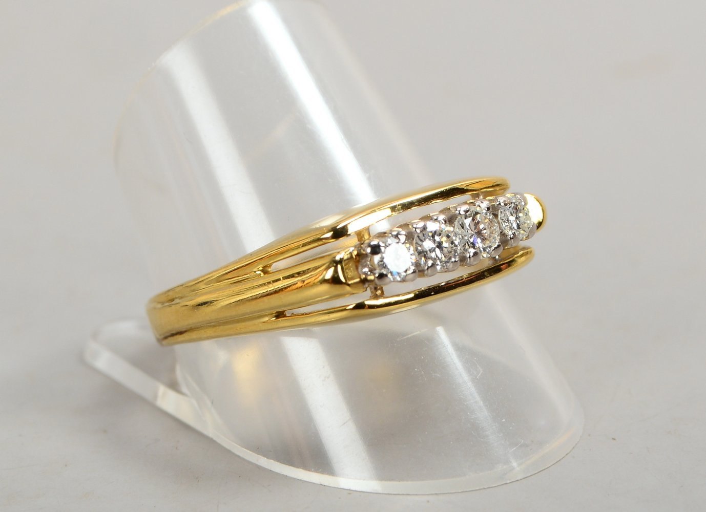 Ring, 585 GG (gest.), mit 4x kl. Brillanten/zus. ca. 0,26 ct; RG 68, Gew. 4,80 g