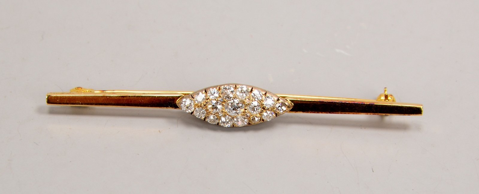 Brosche, 585 GG (gest.), mit 17-fachem Diamantbesatz; Länge 6,5 cm, Gew. 4,60 g