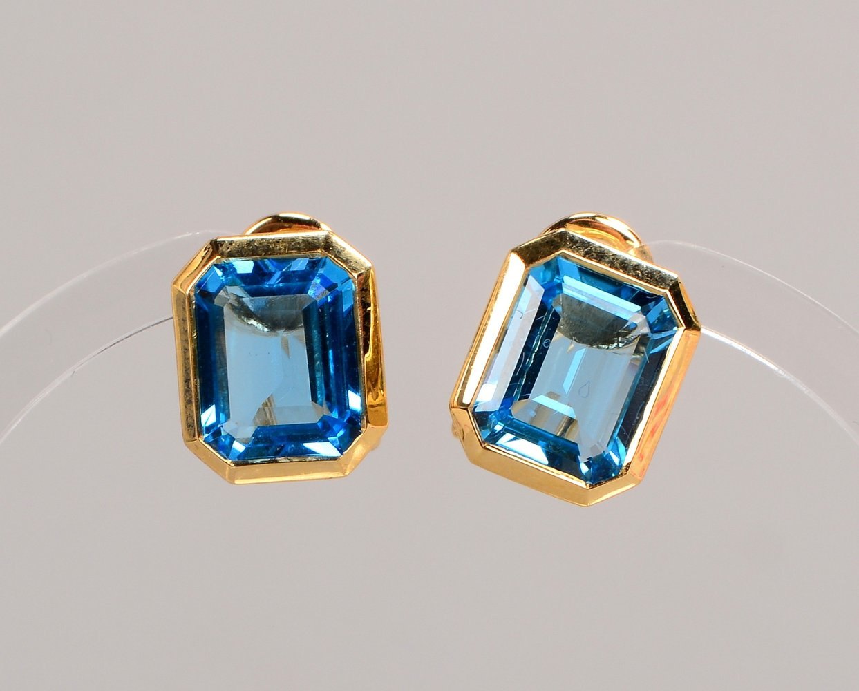 Paar Ohrclips, 585 GG (gest.), besetzt mit Blautopas(?); Maße 11 x 13 cm, Gew. 8,20 g