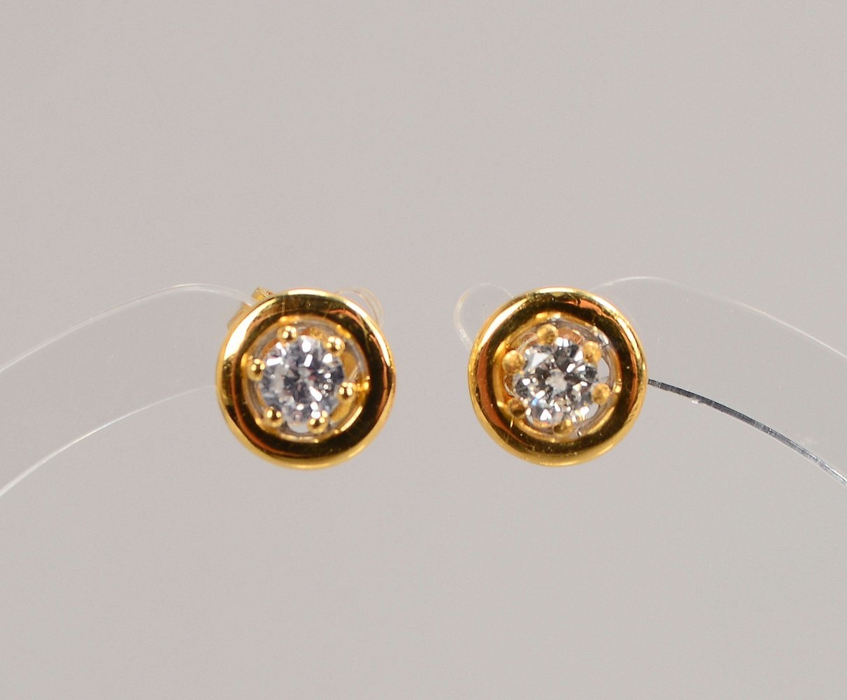 Paar Ohrstecker, 750 GG/WG (gest.), jew. mit Diamant von je 0,18 ct, Weiß - P2