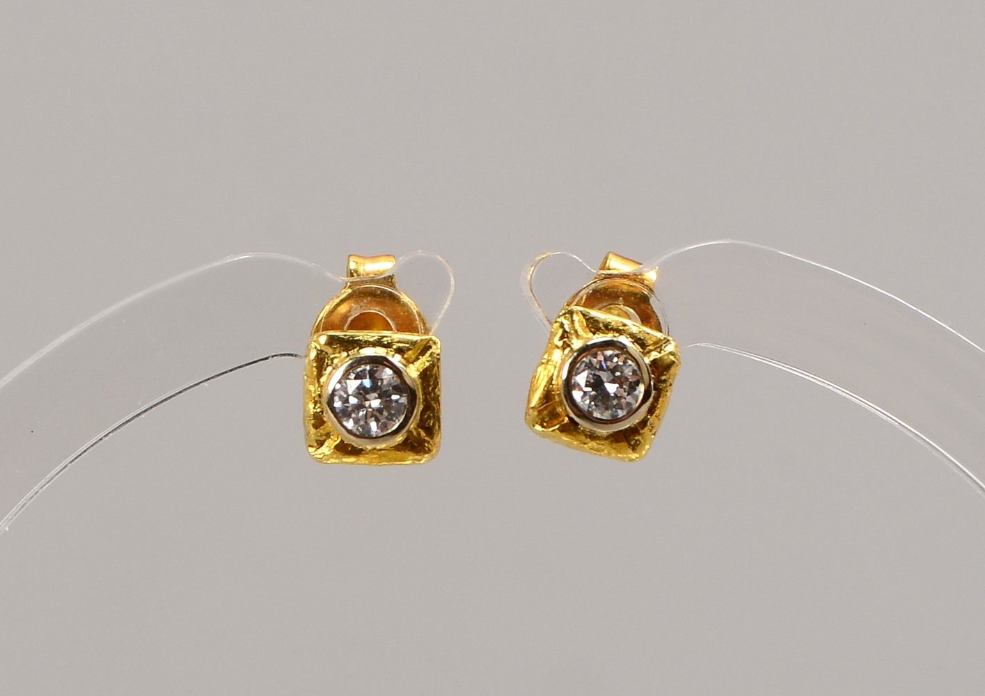 Paar Ohrstecker, 585 GG (gest.), mit je einzelnem kl. Brill./ca. 0,10 ct; Gew. 1,20 g