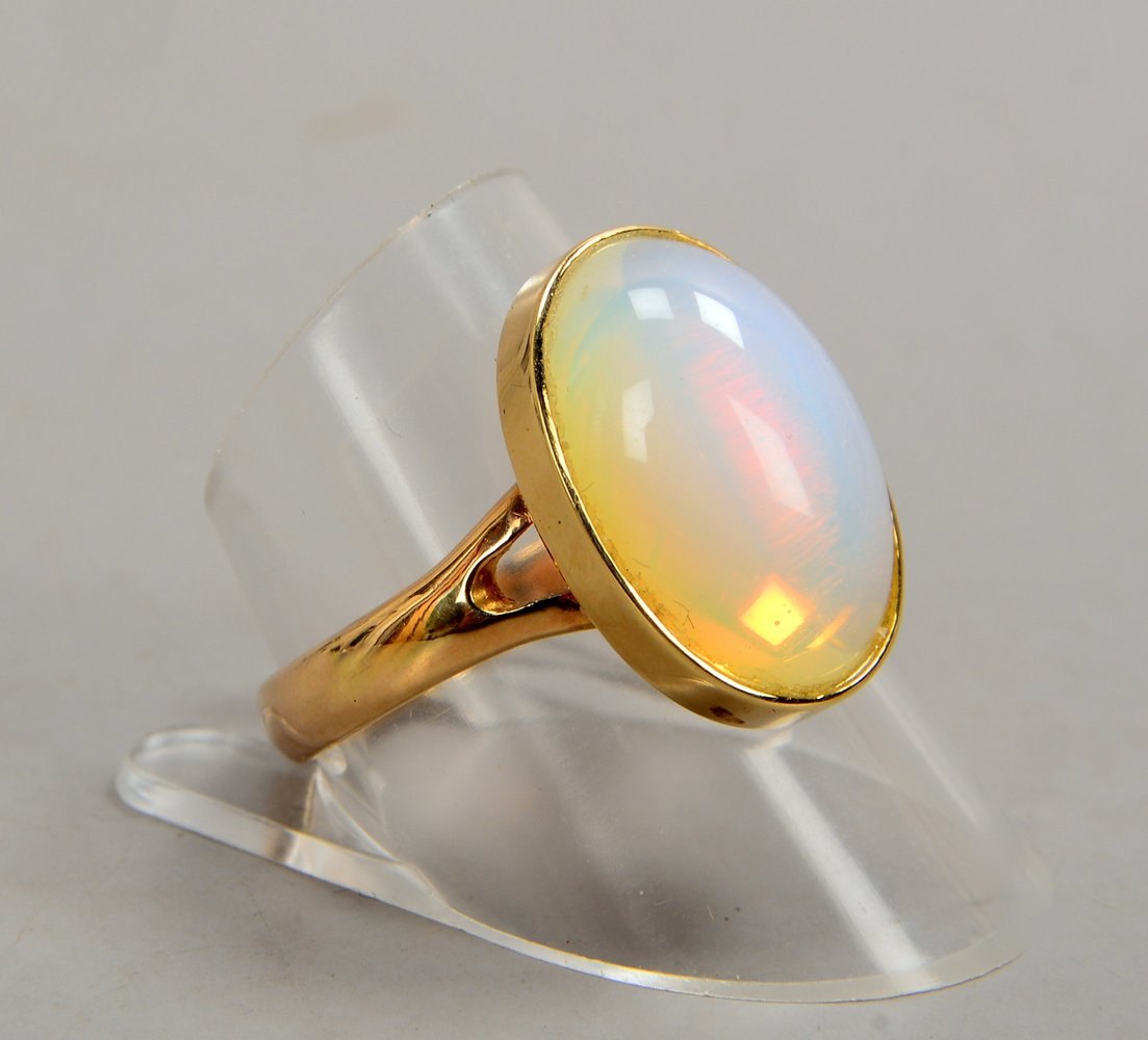 Ring, 585 GG, mit einzelnem Opal(?)-Cabochon, Farbe Weiß; RG 62, Gew. 6,40 g