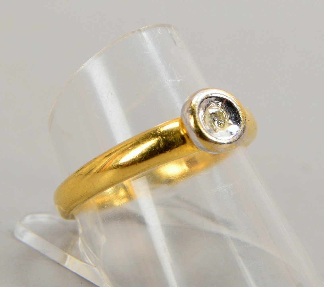 Ring, 750 GG (gest.), besetzt mit einzelnem kl. Brillant; RG 58, Gew. 4,10 g
