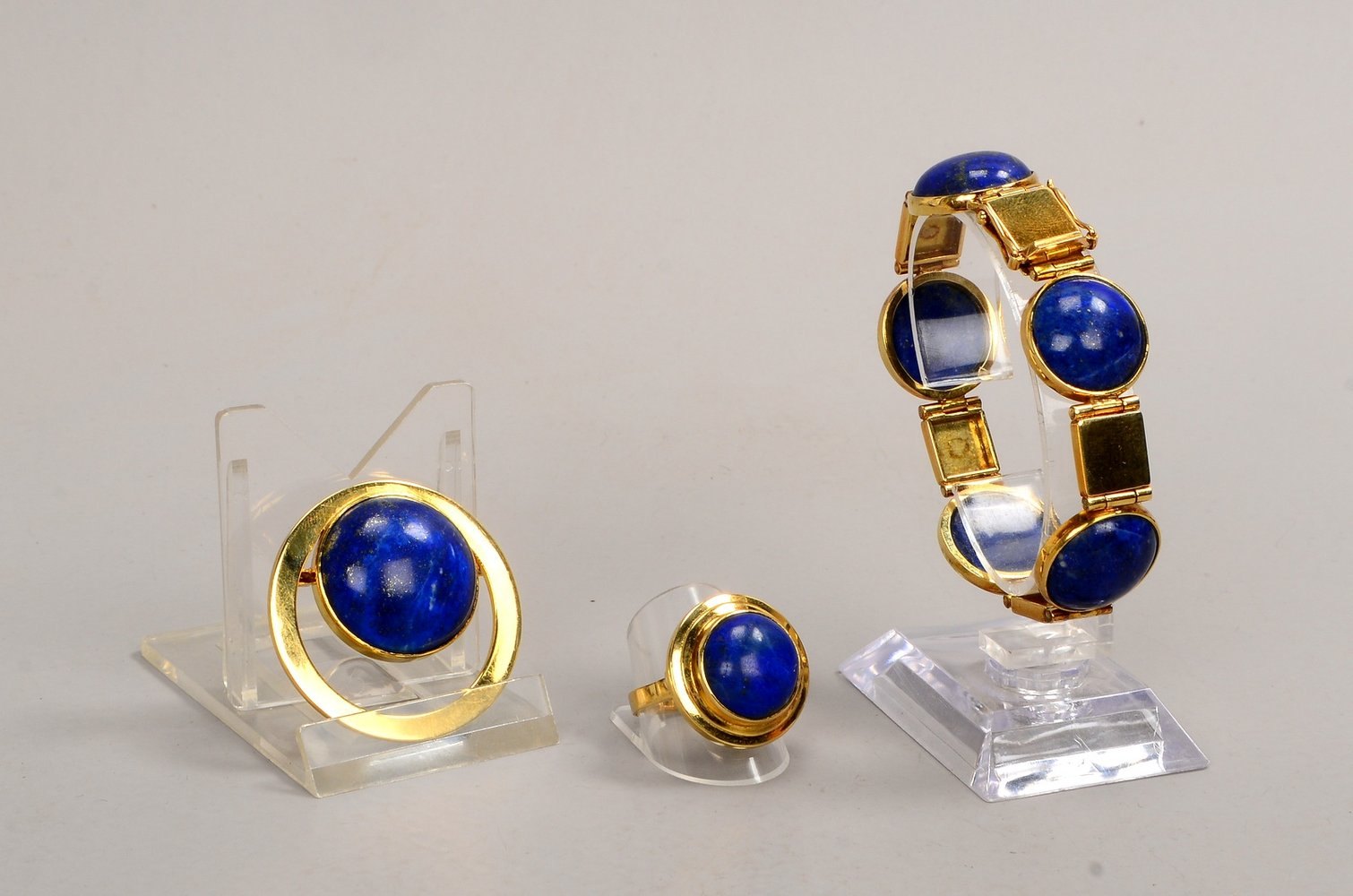 Schmuckset, 750 GG: Armband, Anhänger/Brosche, Ring, Lapislazuli-Besatz