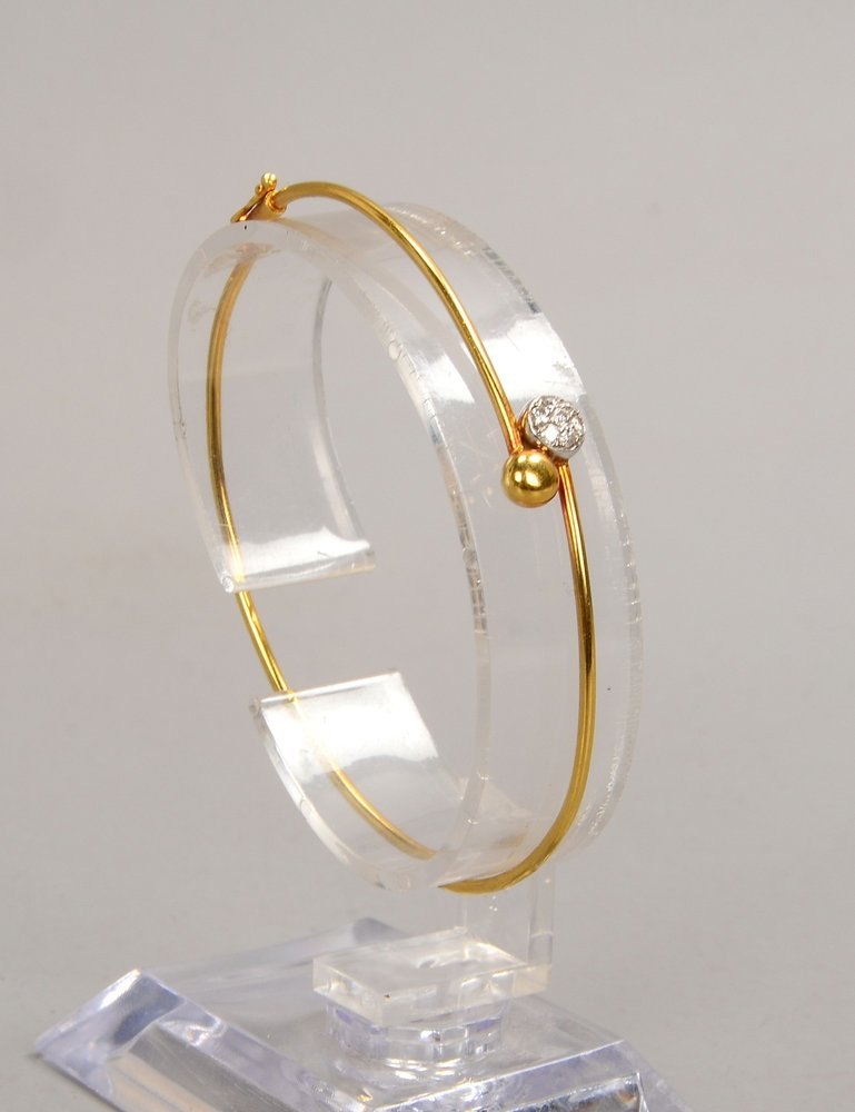 Armreif, 750 GG (gest.), mit 7x kl. Diamanten, mit Steckschließe; Gew. 4,60 g